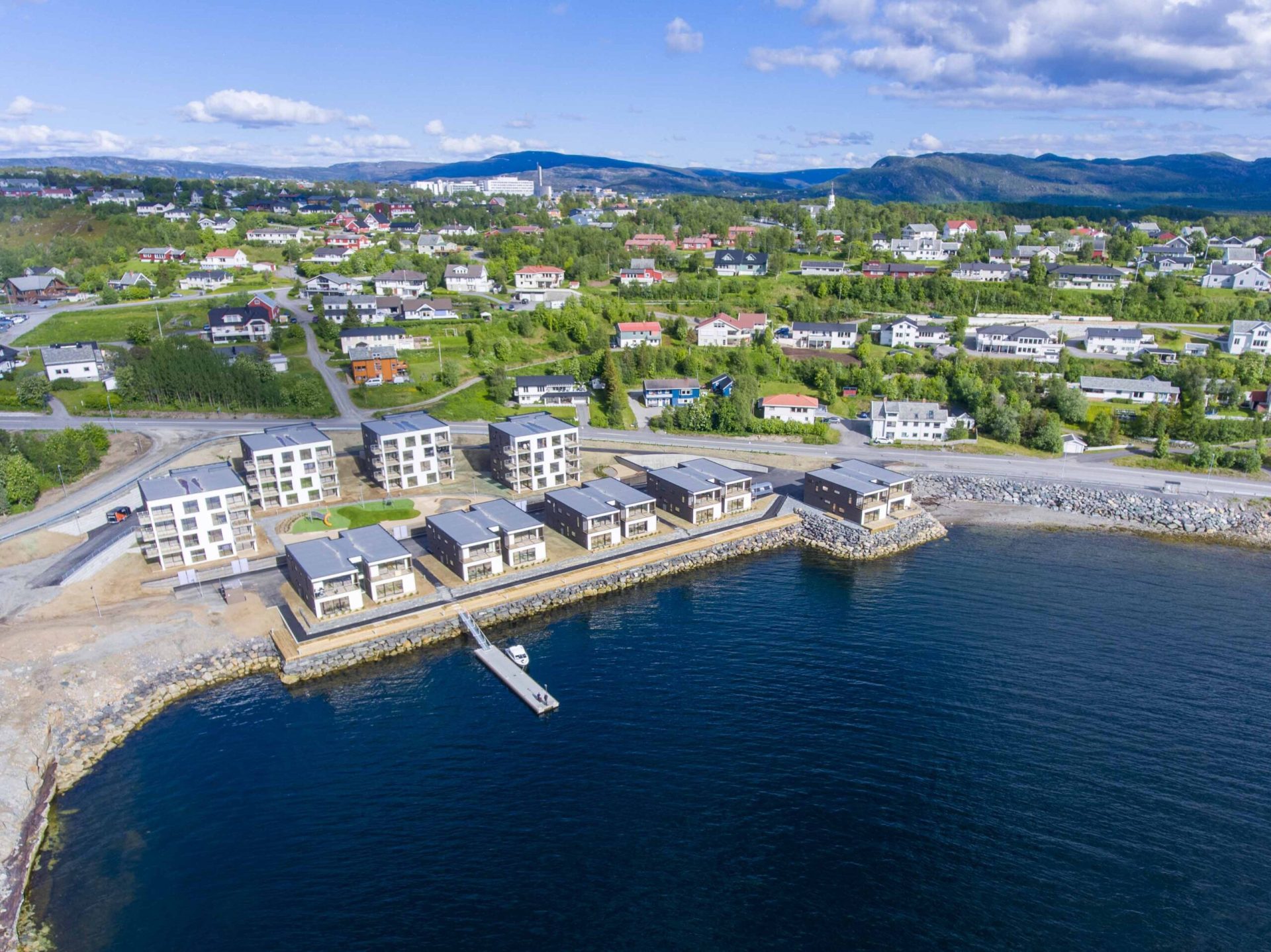 Havspeil sett fra lufta, med leilighetsbyggene i sjøkanten og Bossekop og Alta i bakgrunnen.