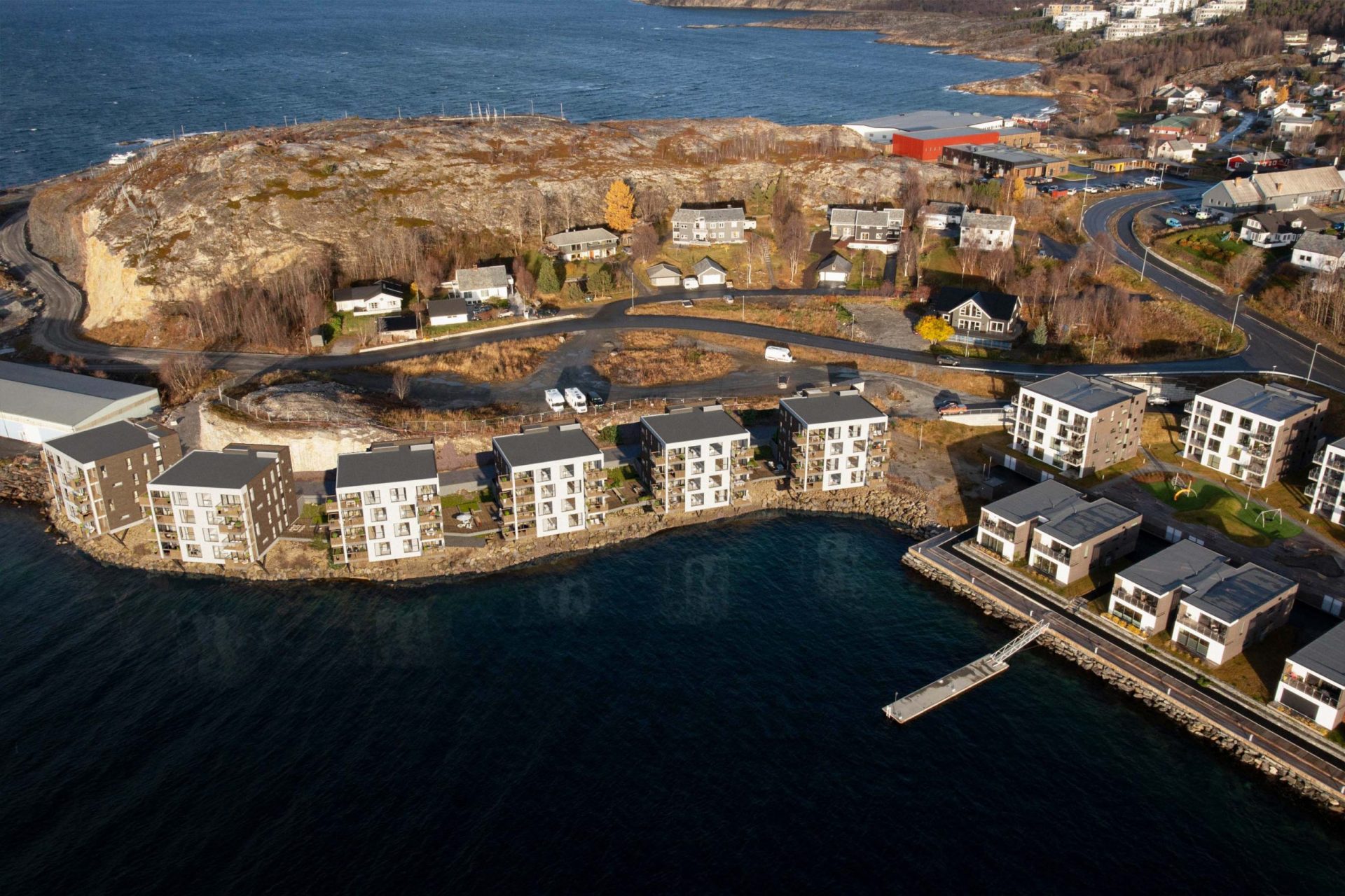 Havspeil sett fra lufta, med kaipromenaden langs sjøen, flytebrygga og leilighetsbyggene.